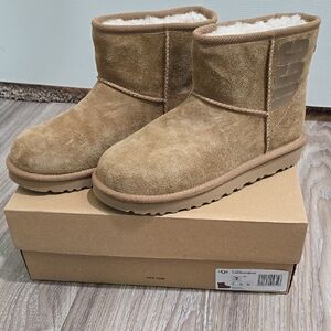 UGG Classic Short Boots in Tan Suede